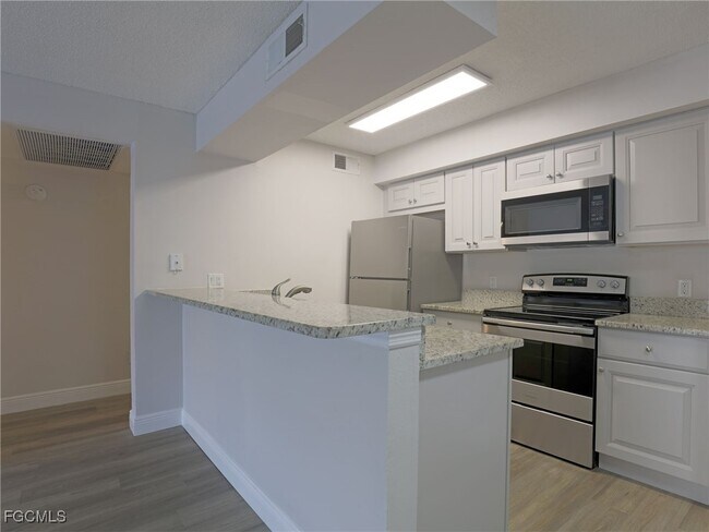 Building Photo - 5321 Summerlin Rd