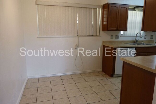 Building Photo - Lovely 3 bedroom 2 bath home