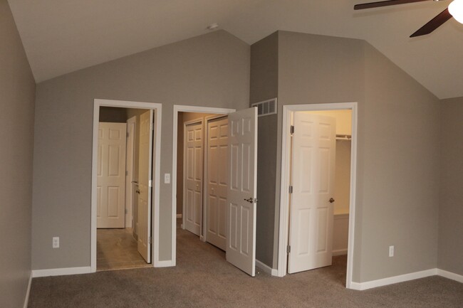 Building Photo - 121 N Shore Dr
