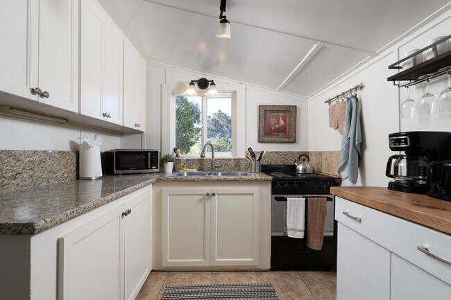 Building Photo - 272 W Carmel Valley Rd