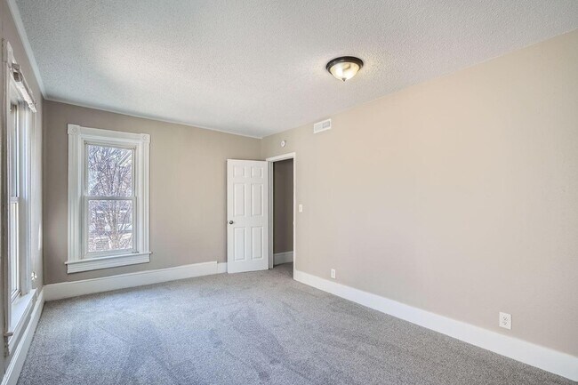 Building Photo - 707 Jenks Ave E