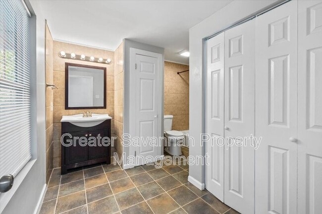 Building Photo - 705 W 47th St