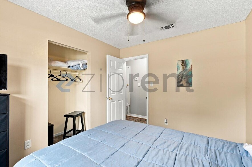 Building Photo - Unit