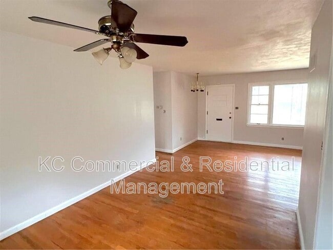 Building Photo - 802 E 75th Terrace