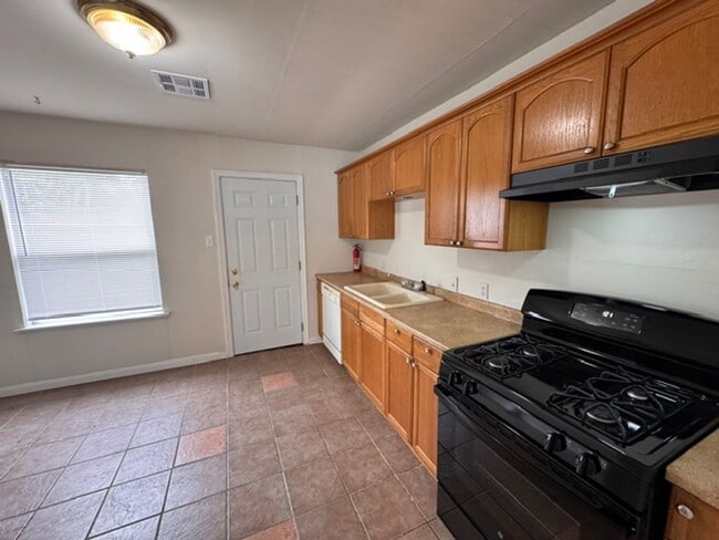 Building Photo - 2 bed 1 bath huge outdoor space and one car garage in Norman!