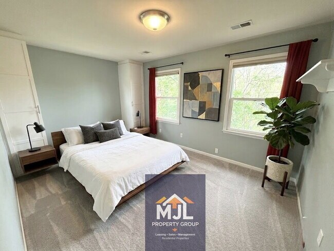 Building Photo - Executive 5 BR Cul-de-Saq Home In Blue Valley Schools | Private Wooded View | Finished Walkout Ba...