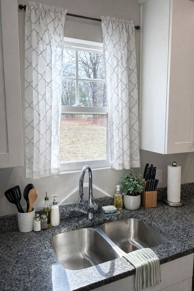 Building Photo - Beautiful 3BR 2.5BA Home w/ Full Appliance Kitchen • Garage Parking in Shelby