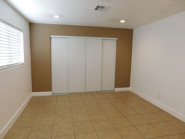 Building Photo - Spacious 2 bedroom- no neighbors under you !!