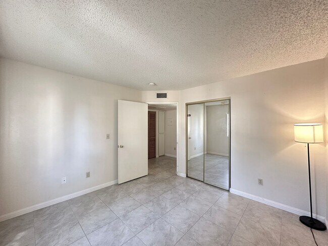 Building Photo - Lakeview Condo
