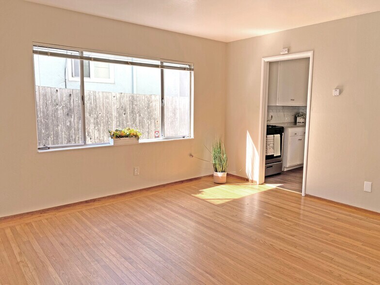 Living looking toward kitchen - 1114 Stannage Ave