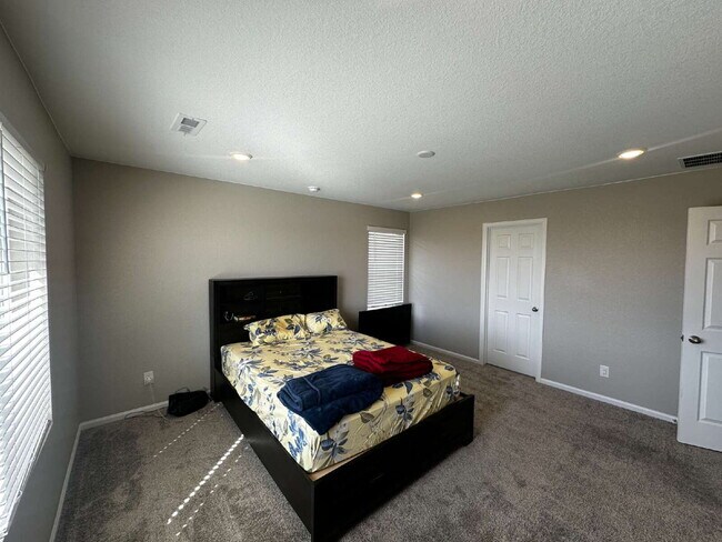 Building Photo - Available May! Beautiful home in Murphy Creek!