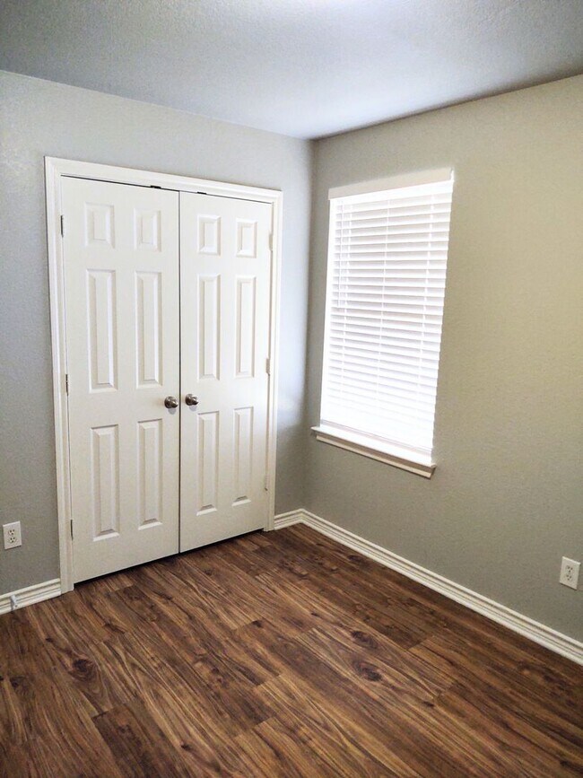 Building Photo - 4 Bed / 2 Bath House in secluded neighborhood with a park and walking trail