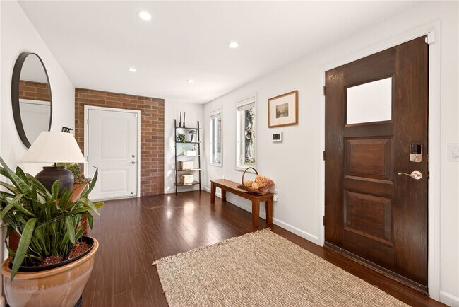 Building Photo - 330 Kilbourn Rd