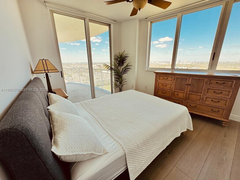 Building Photo - 1745 E Hallandale Beach Blvd