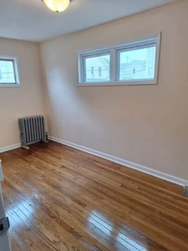 Building Photo - Large 2 Bed/1 Bath Single Family Home - $1...