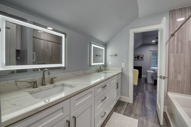Building Photo - 13 Corte Lago