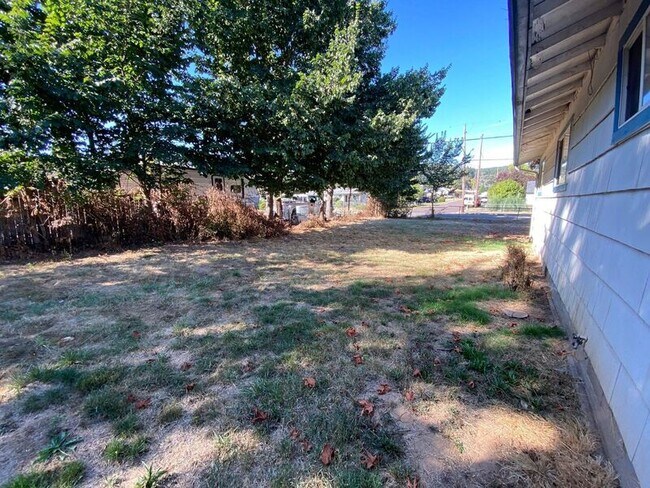 Building Photo - 1011 Cedar St