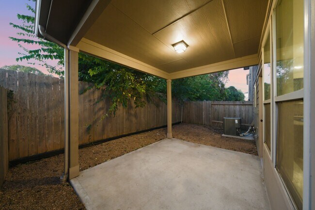 Building Photo - 8663 Cedardale Park Dr