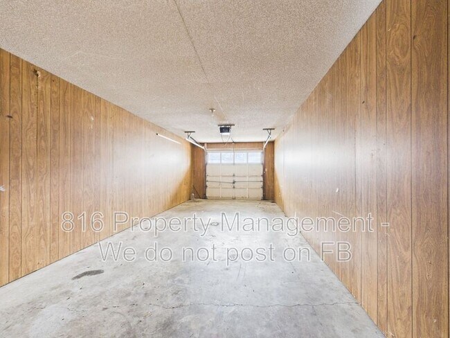 Building Photo - 1020 NE Lindsay Ave