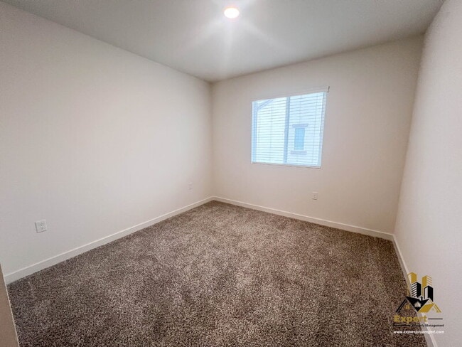 Building Photo - 2081 Blue Star Dr