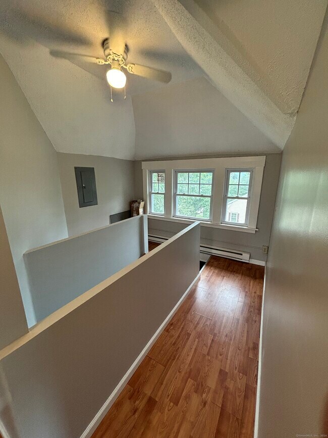 Building Photo - 647 E Main St