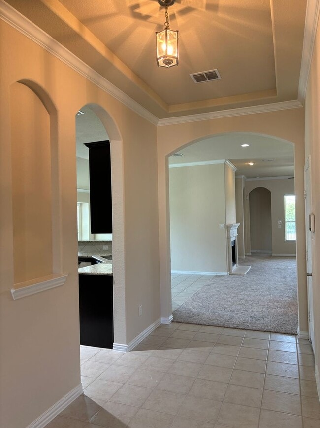 Building Photo - 3/2/2 Ready to Go! Located on the greenbelt!