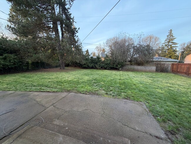 Building Photo - 3 Bedroom 1 Bath single story home