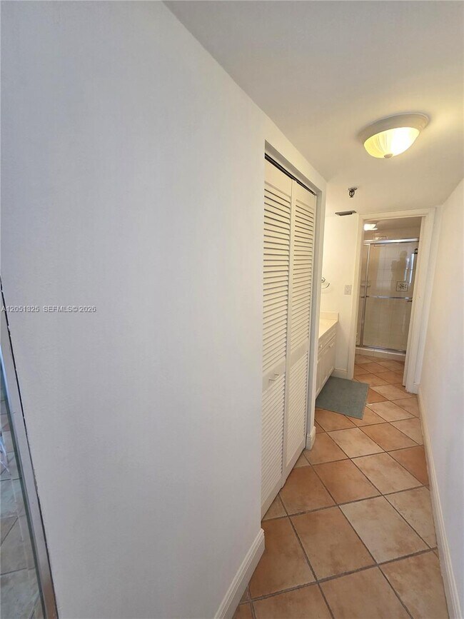 Building Photo - 2625 Collins Ave