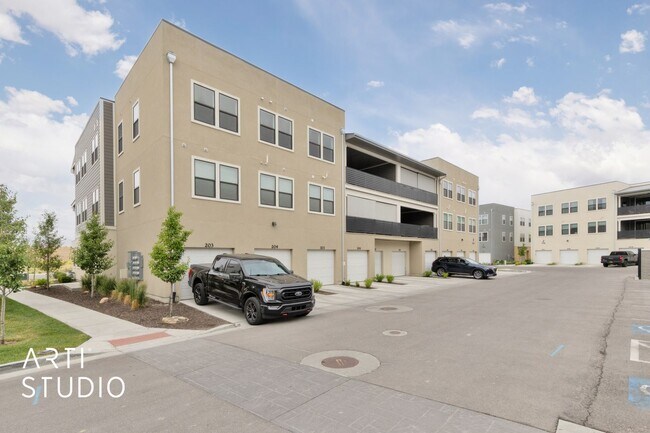 Building Photo - Modern Comfort in Midvale – 3 Bed, 2 Bath ...