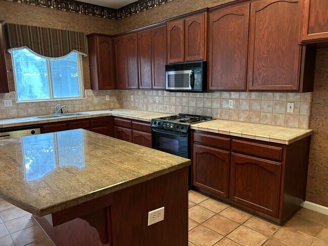 Building Photo - Beautiful Home in great North West Visalia neighborhood across from Soroptomist Park with Yard care