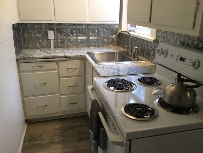 Building Photo - All utilities Included 1 bedroom, 1 bath t...