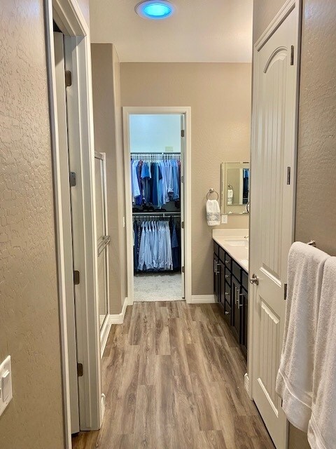 Main bathroom view to closet - 5557 N Teaberry Ln