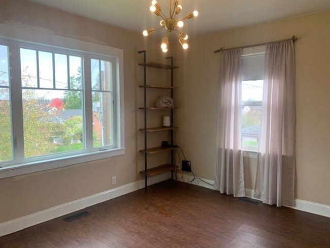 Building Photo - Classic Updated Bungalow.  2 bed with flex...