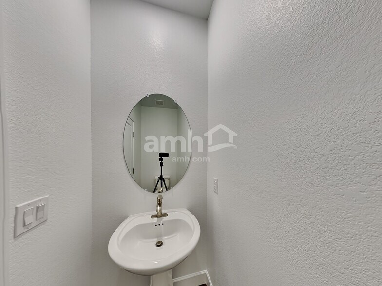 Building Photo - 8811 Tiger Tooth Ave