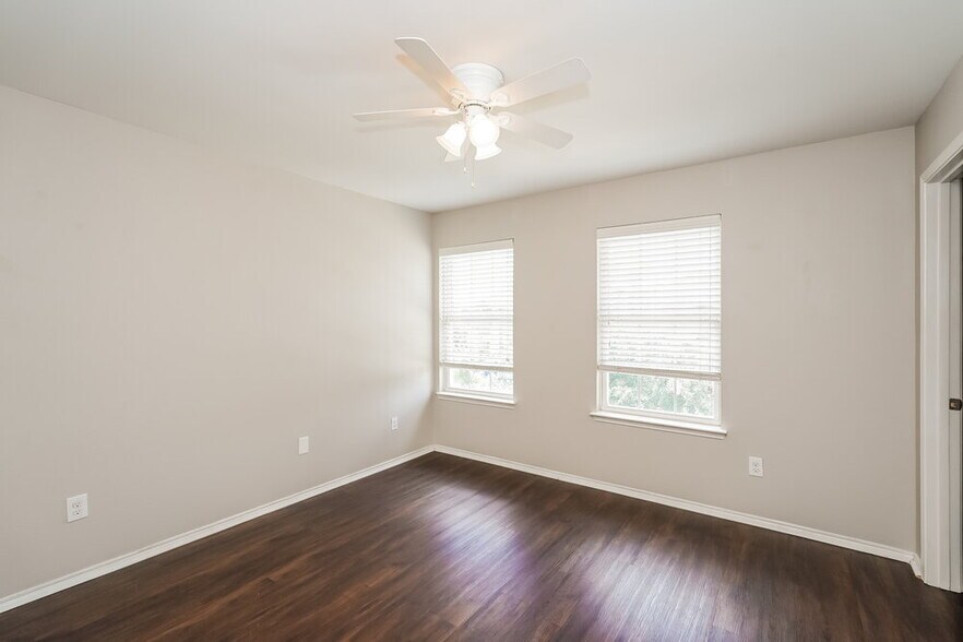 Building Photo - 5000 Caraway Dr