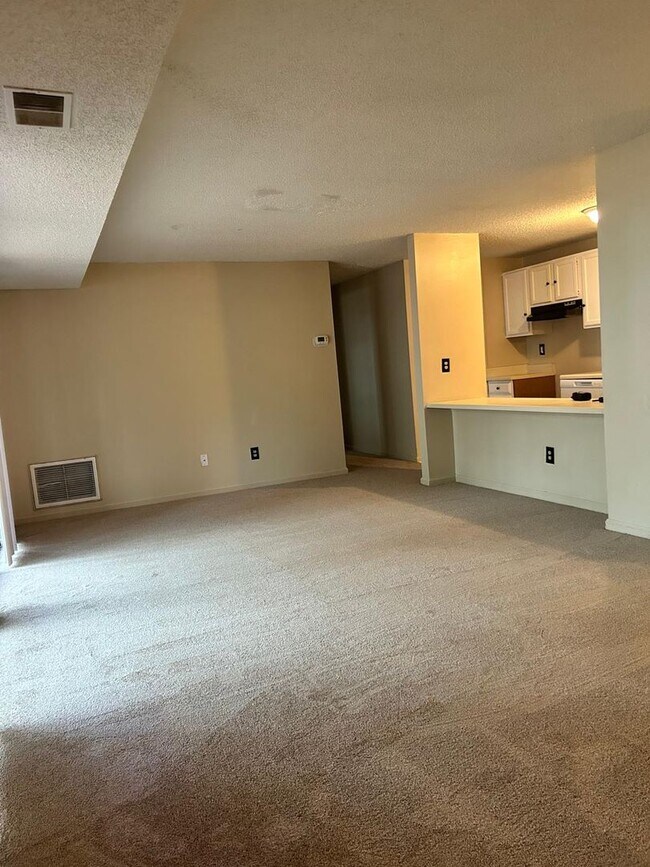 Building Photo - Available Now! Spacious 2 Bedroom Apartment!!