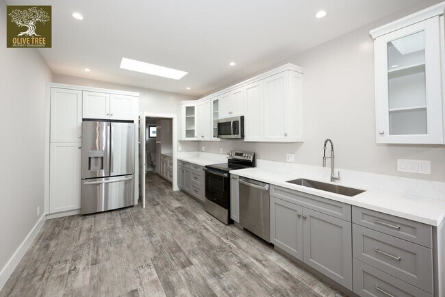 Building Photo - 498 S Marengo Ave