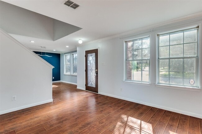 Building Photo - 320 S Mesa Verde Way