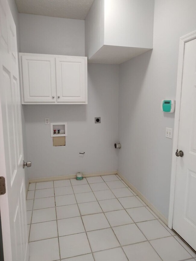 Building Photo - Beautiful Home w/Inground Pool in Peaceful Lynn Haven! *Pool Service Included!* *1/2 OFF 1st Mont...