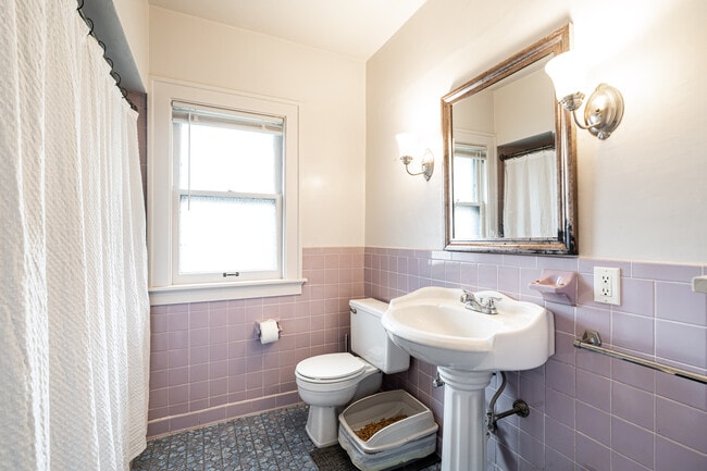 Building Photo - 522 N 65th St