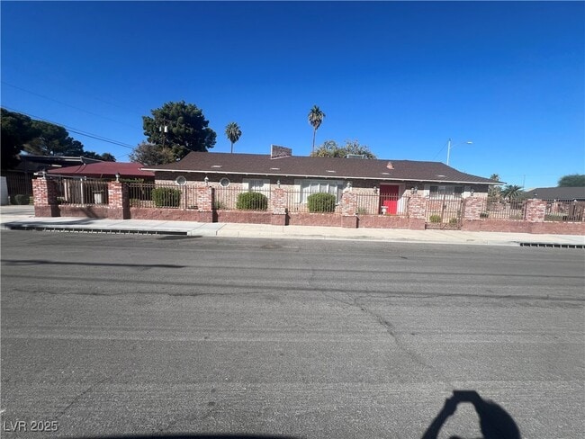 Primary Photo - 1650 Waldman Ave