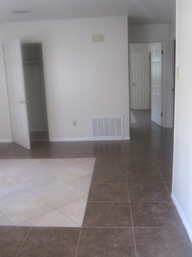 Building Photo - 305 E Avenue A