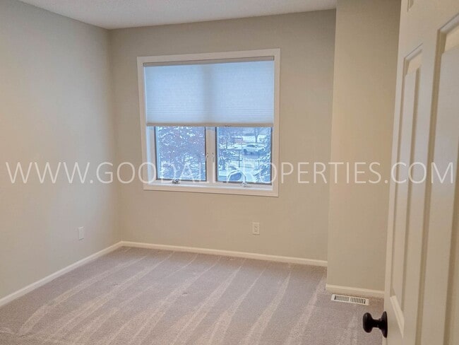 Building Photo - 2 Bedroom Townhome in Gated Community in West Des Moines!!!