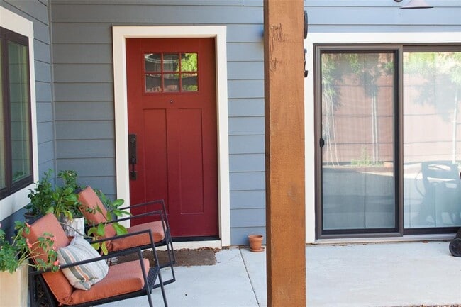 Building Photo - 903 Herndon Ln