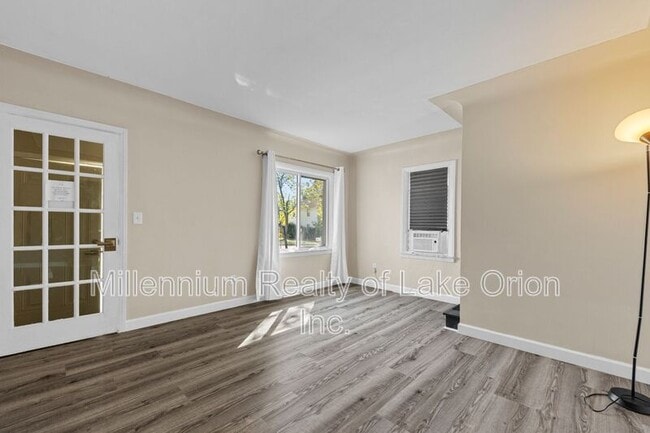 Building Photo - 697 Lounsbury Ave