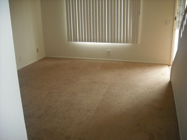 Building Photo - Gorgeous 2 story 2 bedroom 2 bath Townhome