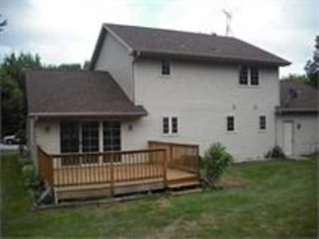 Building Photo - 2652 Maple Hills Dr