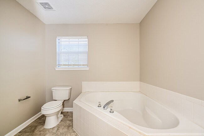 Building Photo - Fantastic 4bd/2.5ba home! Let yourself in!