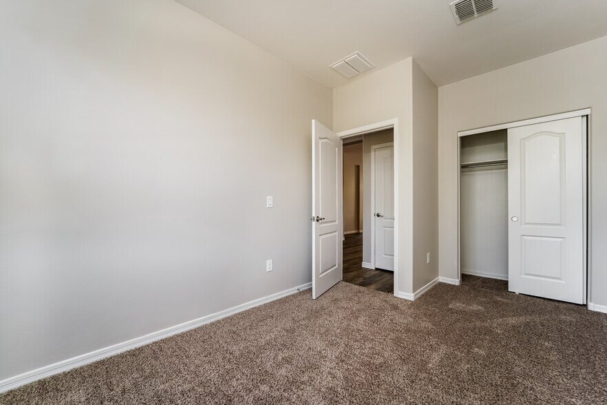 Building Photo - 8225 W Kittiwake Ln