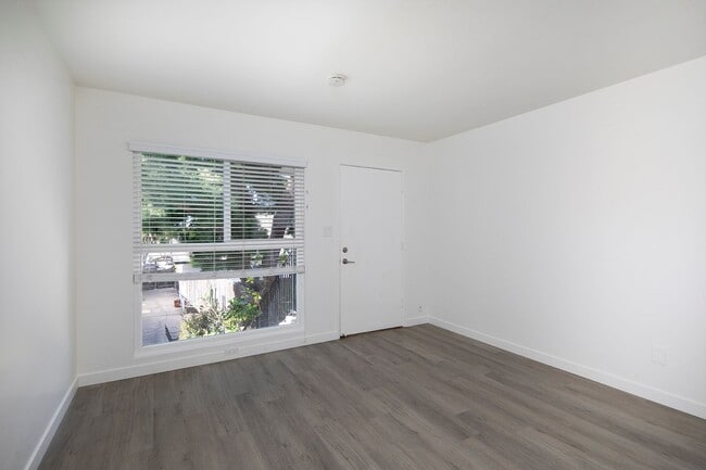 Building Photo - Remodeled North Park 1 BR with Stainless Steel Appliances and Washer/Dryer in Unit!